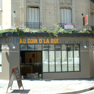 au coin de la rue
